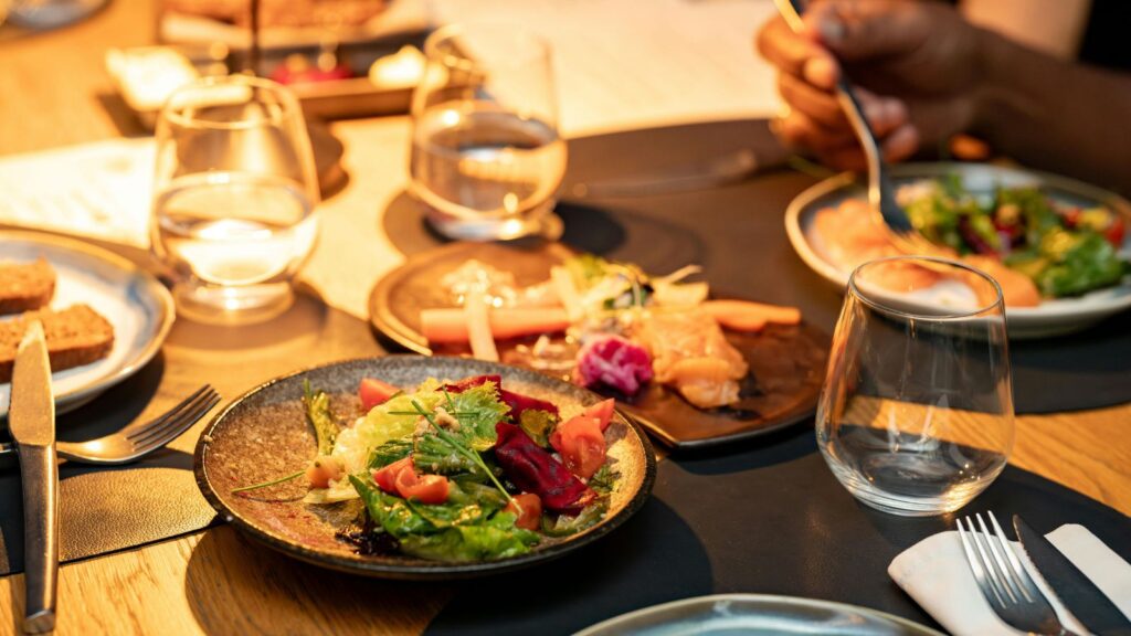 Kolacja w formie sałatki to lekki, zdrowy posiłek, pełen świeżych warzyw i wartościowego białka.