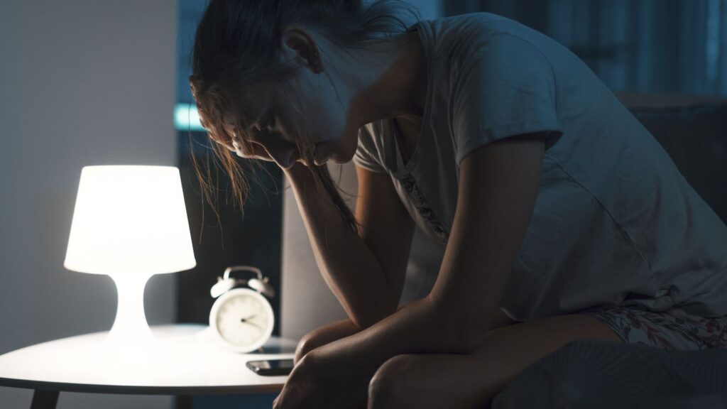 Kobieta cierpi na bezsenność ponieważ ma podwyższony poziom kortyzolu.