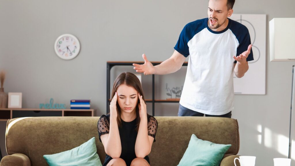Para kłóci się podczas terapii małżeńskiej, co wywołuje ból głowy u kobiety.