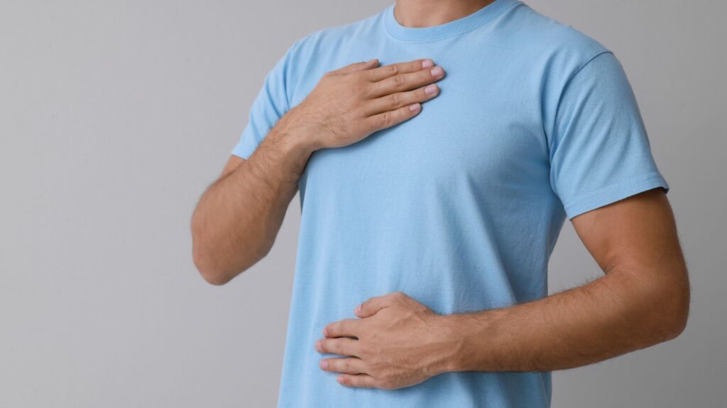 Mężczyzna reguluje swój oddech aby zrelaksować swoje ciało.