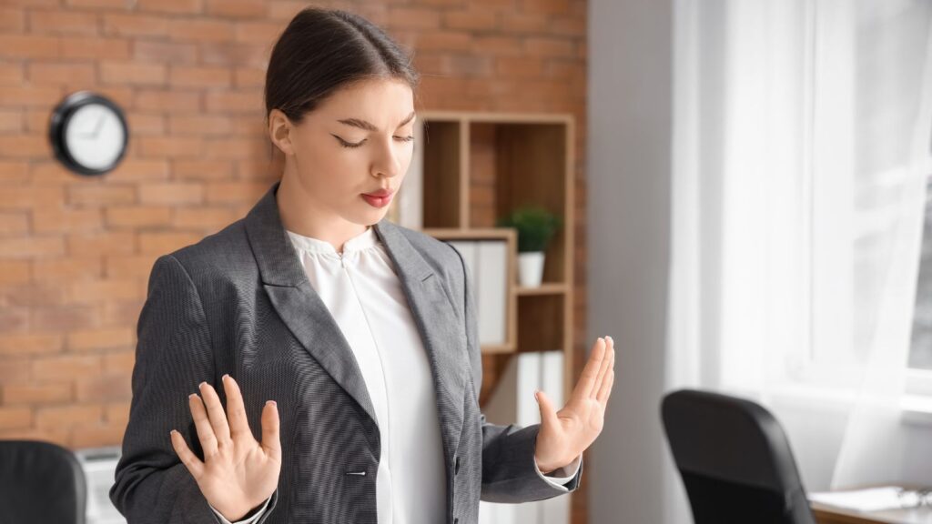 Kobieta w biurze próbuje się uspokoić stosujac sprawdzone rytuały.