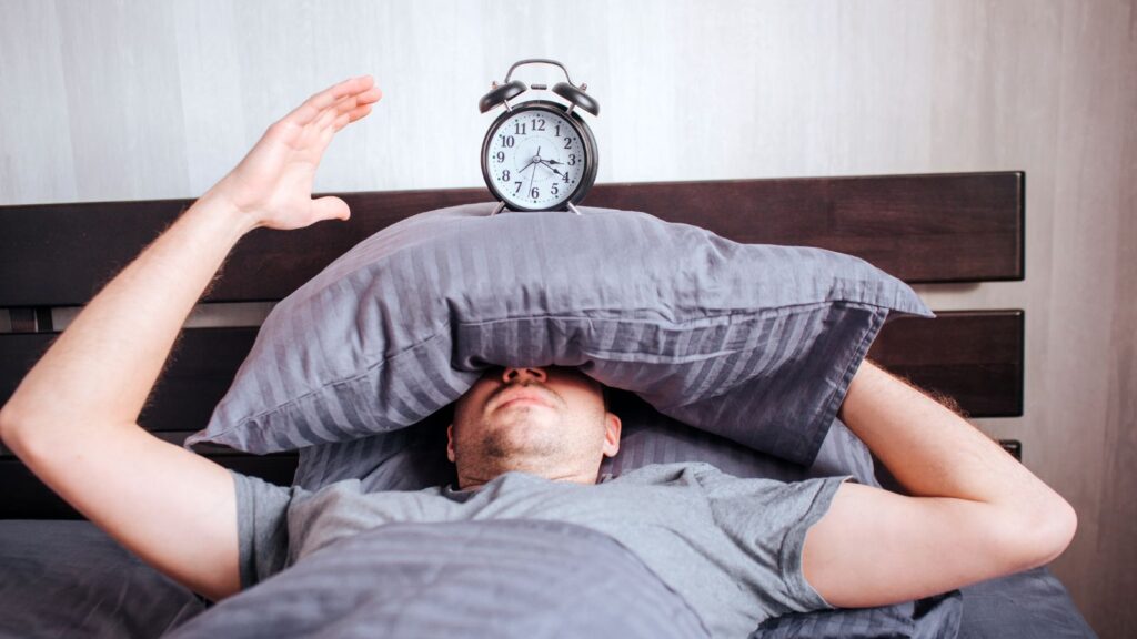 Mężczyzna ma problem z obudzeniem i czuje się ciężko jak po maratonie.