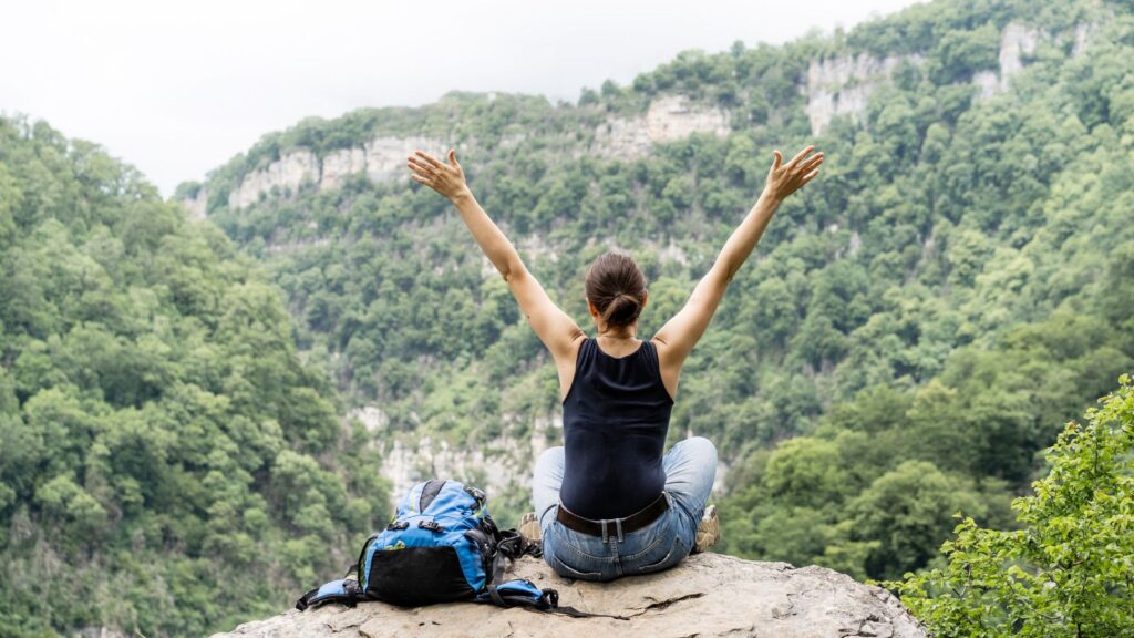 Kobieta robi cyfrowy detoks w naturze.