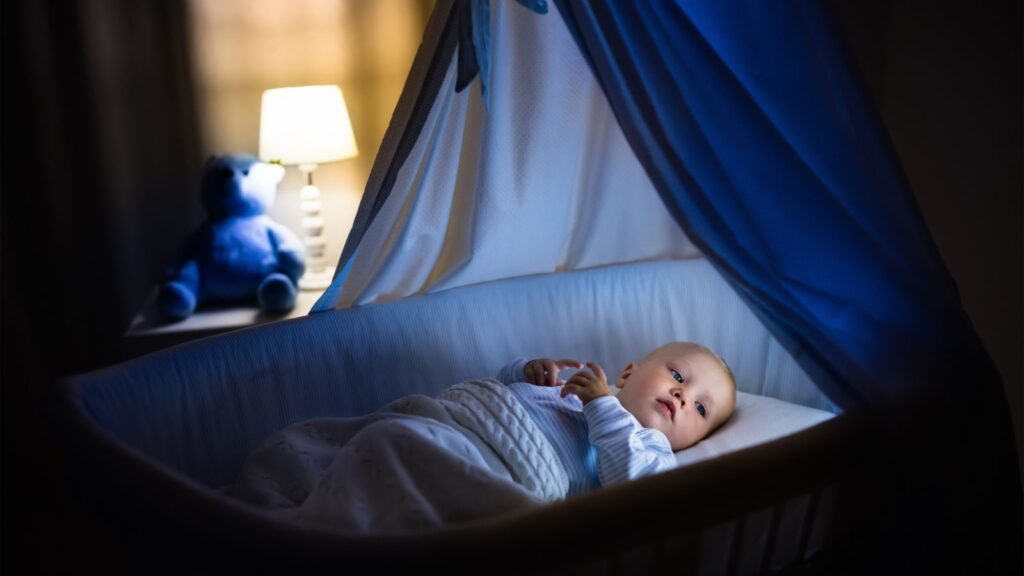 Nocne pobudki u dziecka i ich wpływ na sen rodziców.