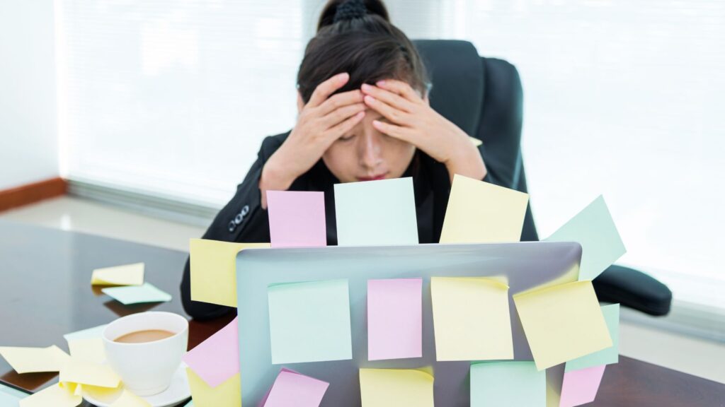Kobieta w biurze radzi sobie z wieloma zadaniami jednocześnie