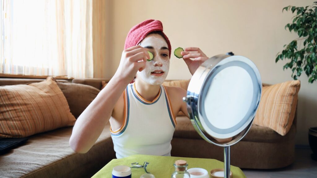 Kobieta relaksuje się w domu, wykonując domowe spa.