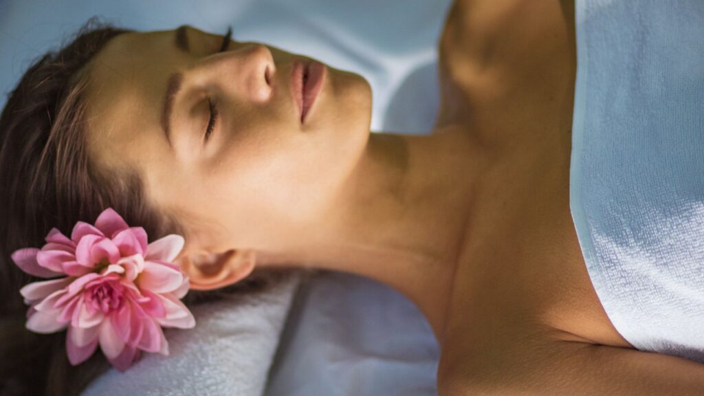 Kobieta relaksuje się ciesząc się z 10 min dla siebie.