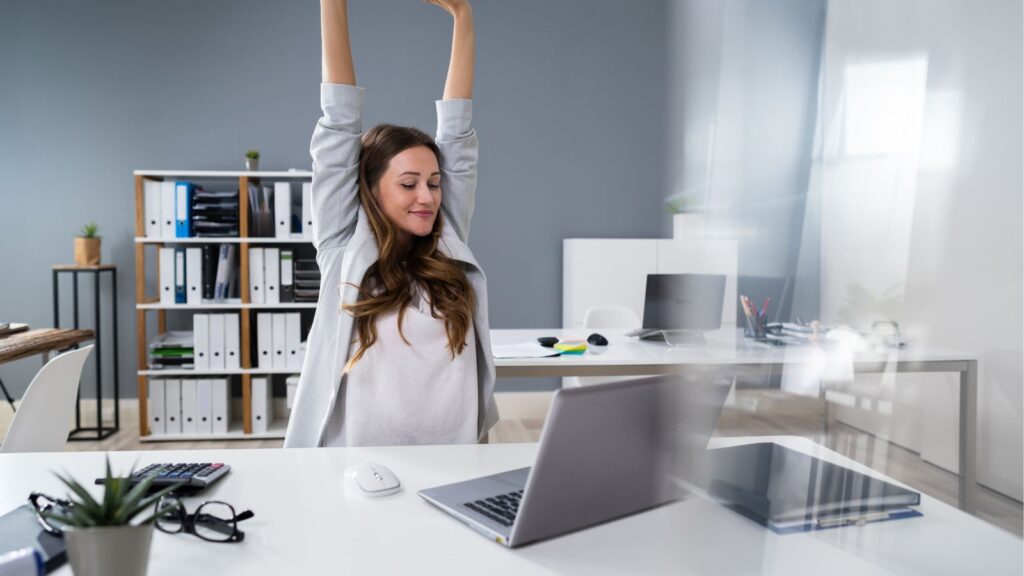 Pracownik wykonujący ćwiczenia rozciągające.