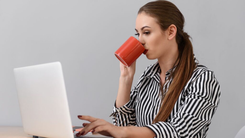 Kobieta intensywnie pracuje, nie znajdując czasu na przerwę.