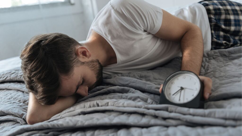 Mężczyzna korzysta z krótkiej drzemki w ciągu dnia.