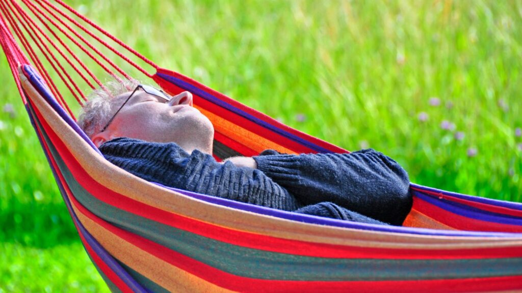 Mężczyzna korzysta z drzemki w hamaku.