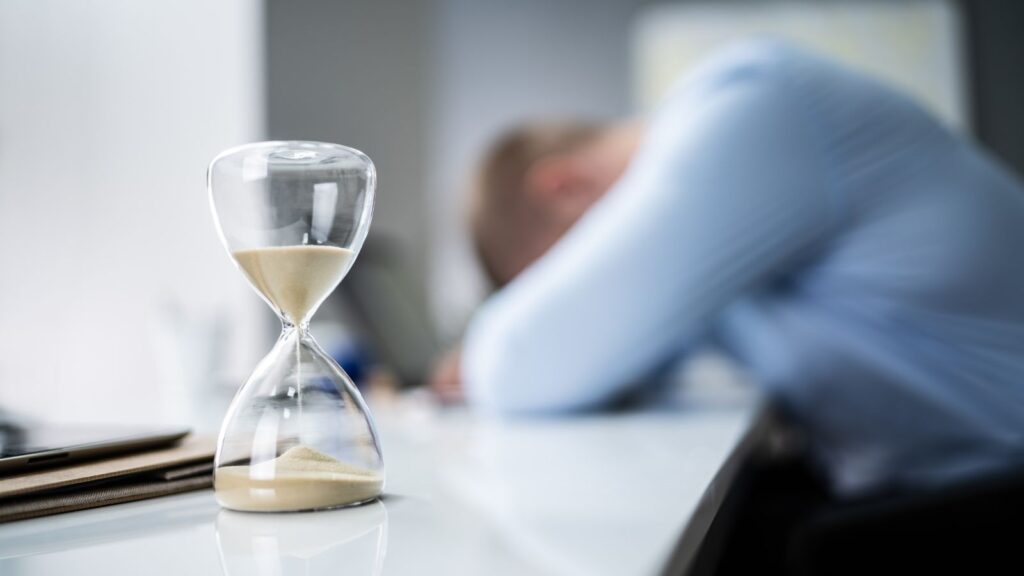 Mężczyzna wykonuje dużo obowiązków w krótkim terminie.