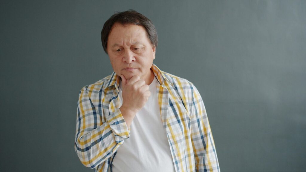 Mężczyzna jest skupiony na myślach wokół terminów.